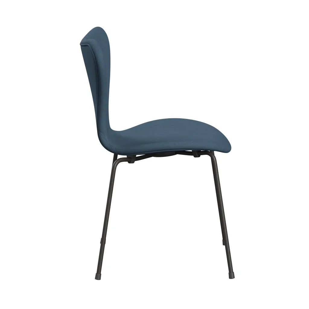 Fritz Hansen Series 7™ Chair Full Upholstery, Warm Graphite/Comfort Grey (C01160)