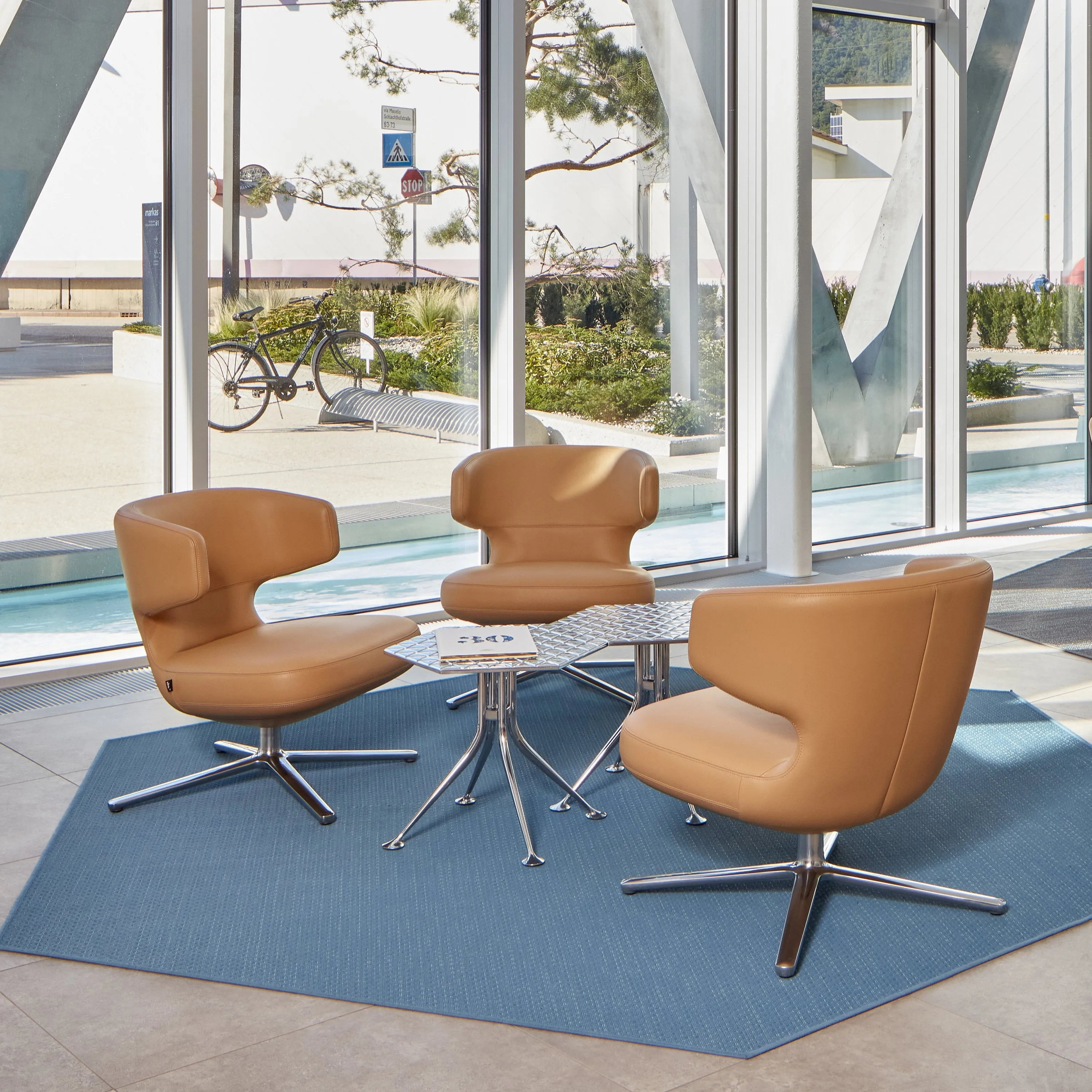 Petit Repos Swivel Lounge Chair